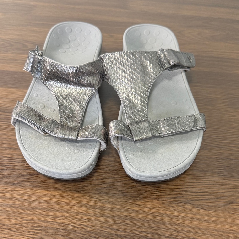 Vionic Metallic Silver Women's‎ Sandals Sz 7